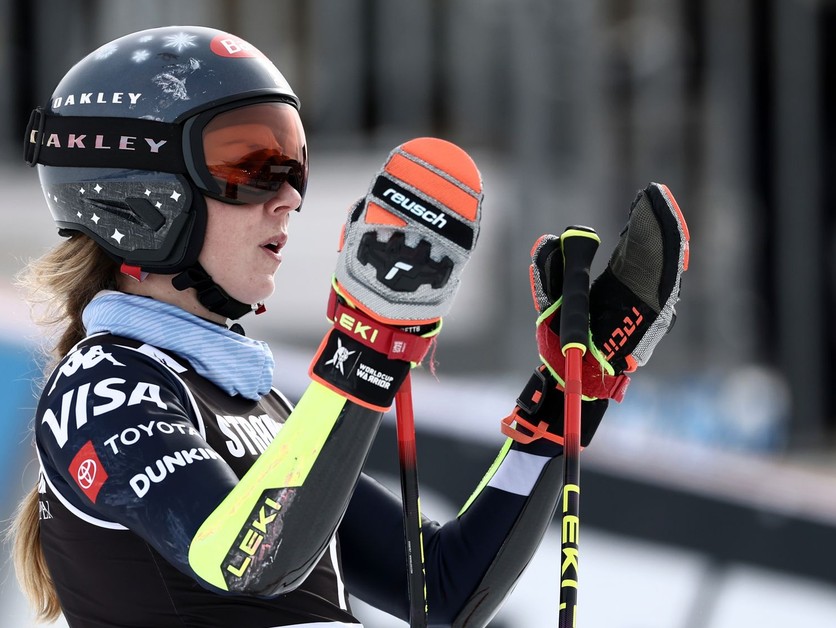 Americká lyžiarka Mikaela Shiffrinová reaguje v cieli 2. kola obrovského slalomu