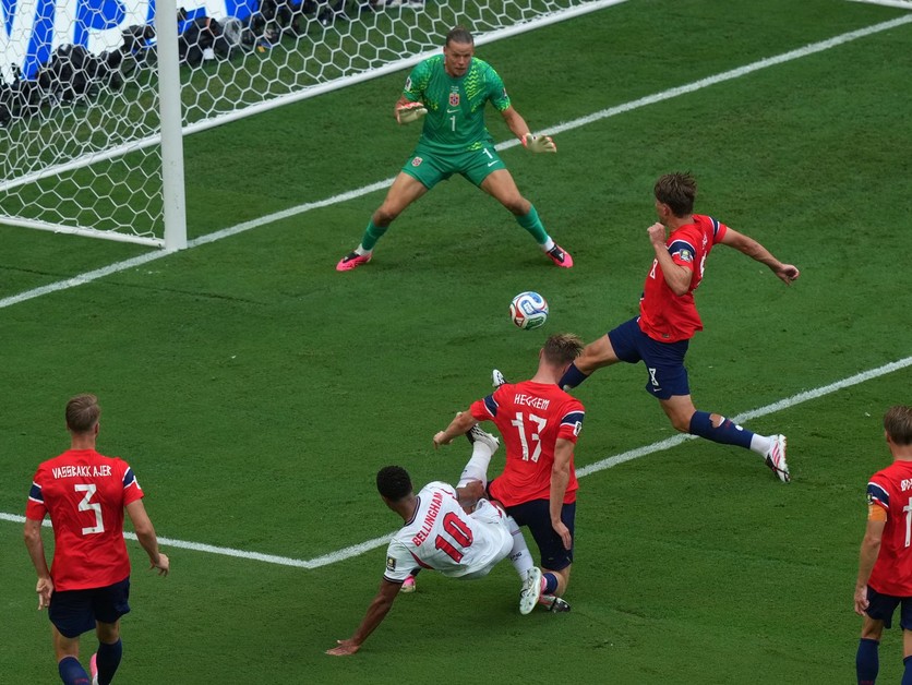 Jude Bellingham (10) strieľa gól na 1:1 proti Nórsku na MS 2026.