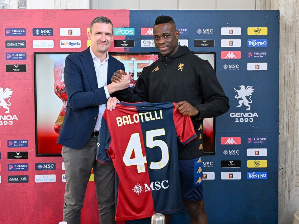 Mario Balotelli podpísal zmluvu s FC Janov.