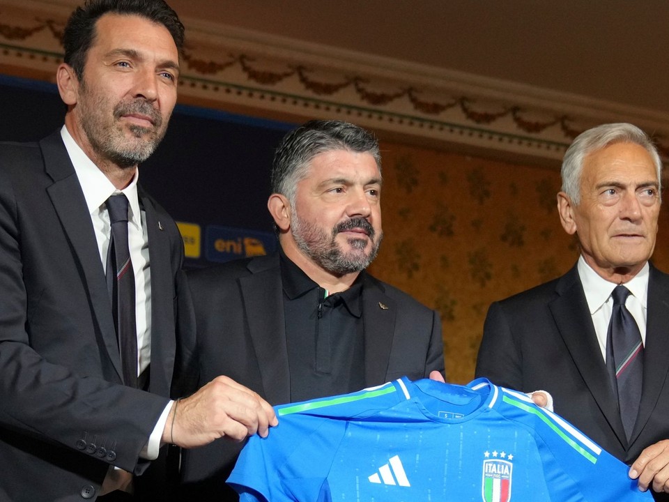 Gennaro Gattuso (v strede) pózuje s talianskym dresom
