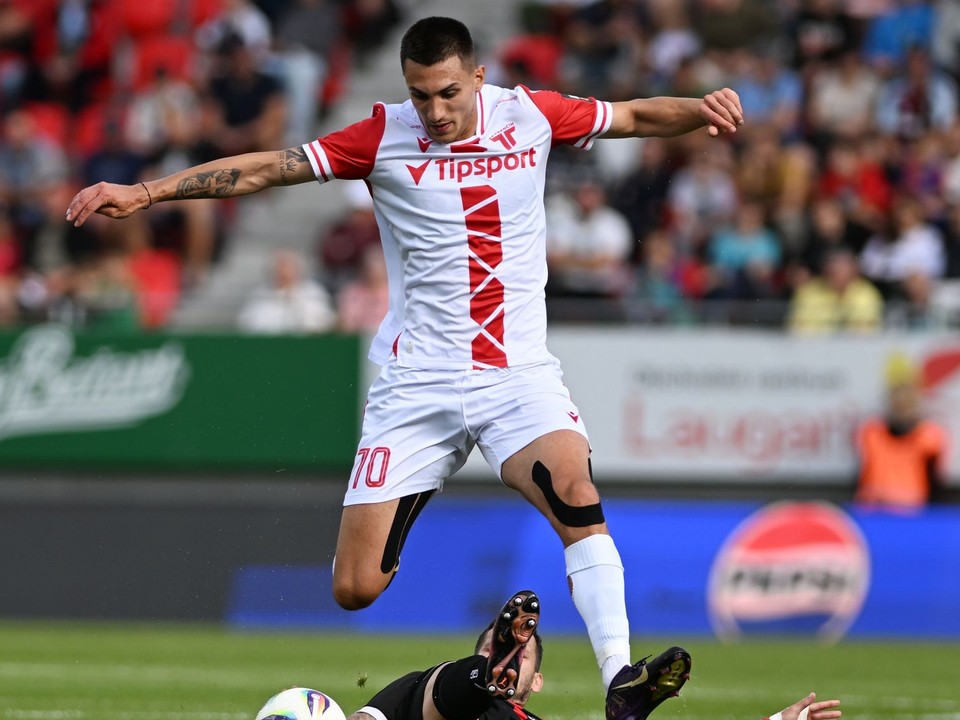Franko Sabljič a Kristián Koštrna (na zemi) počas zápasu AS Trenčín - Spartak Trnava. 