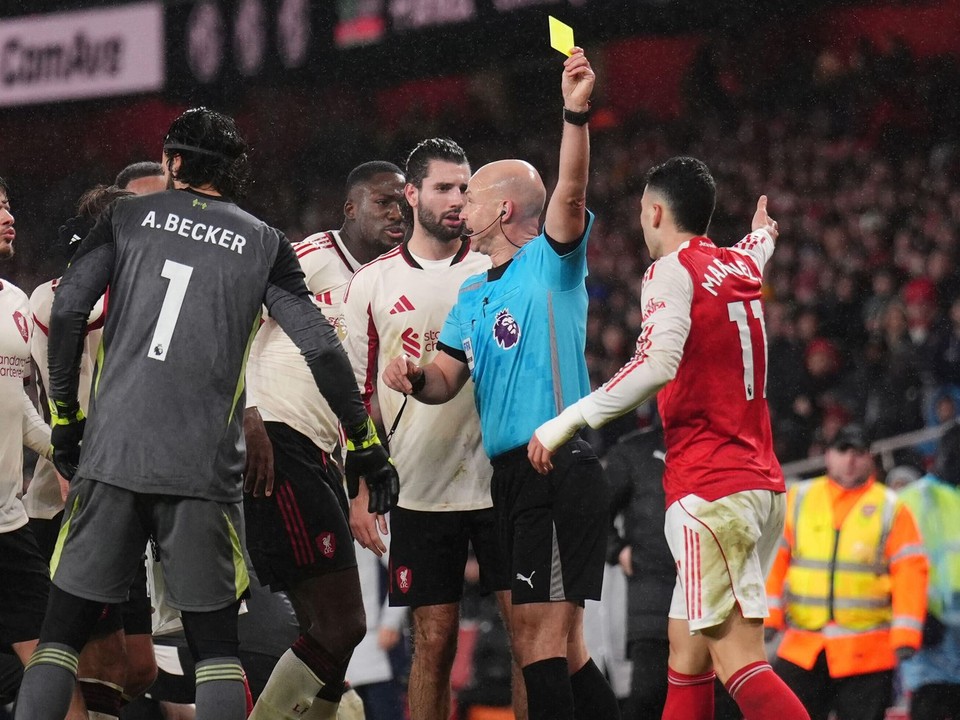 Gabriel Martinelli dostáva žltú kartu. 