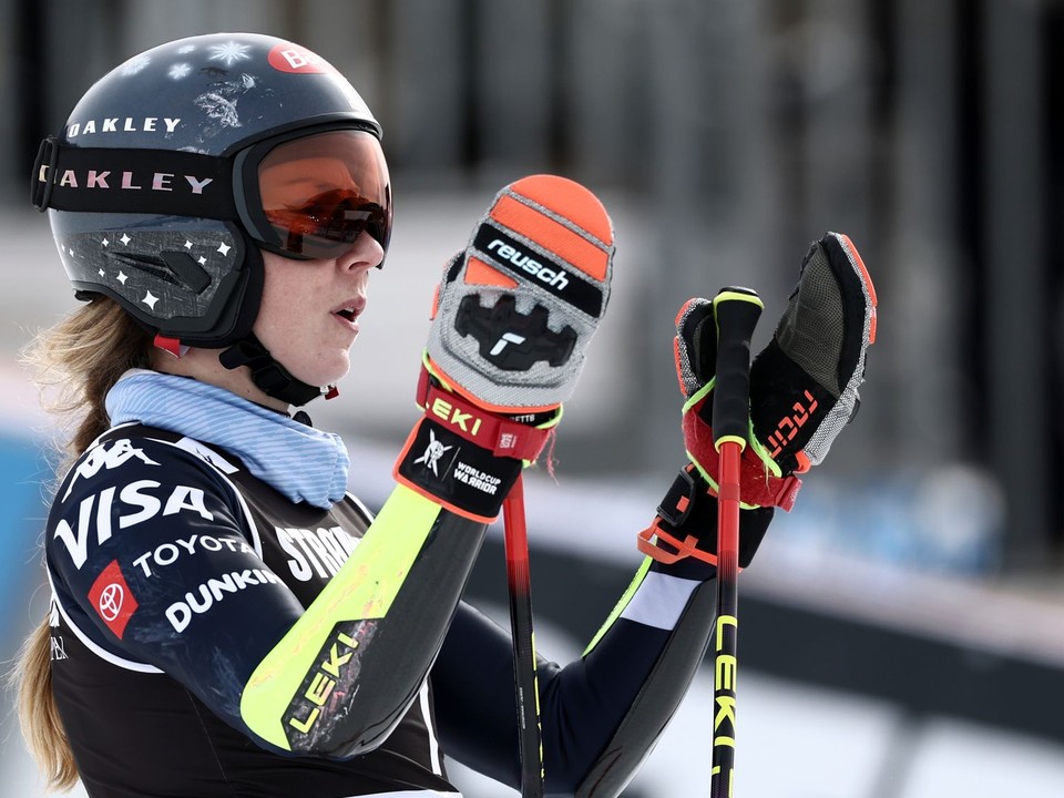 Americká lyžiarka Mikaela Shiffrinová reaguje v cieli 2. kola obrovského slalomu