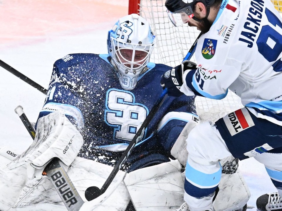 Henri Kiviaho (Slovan) a Robby Jackson (Nitra)