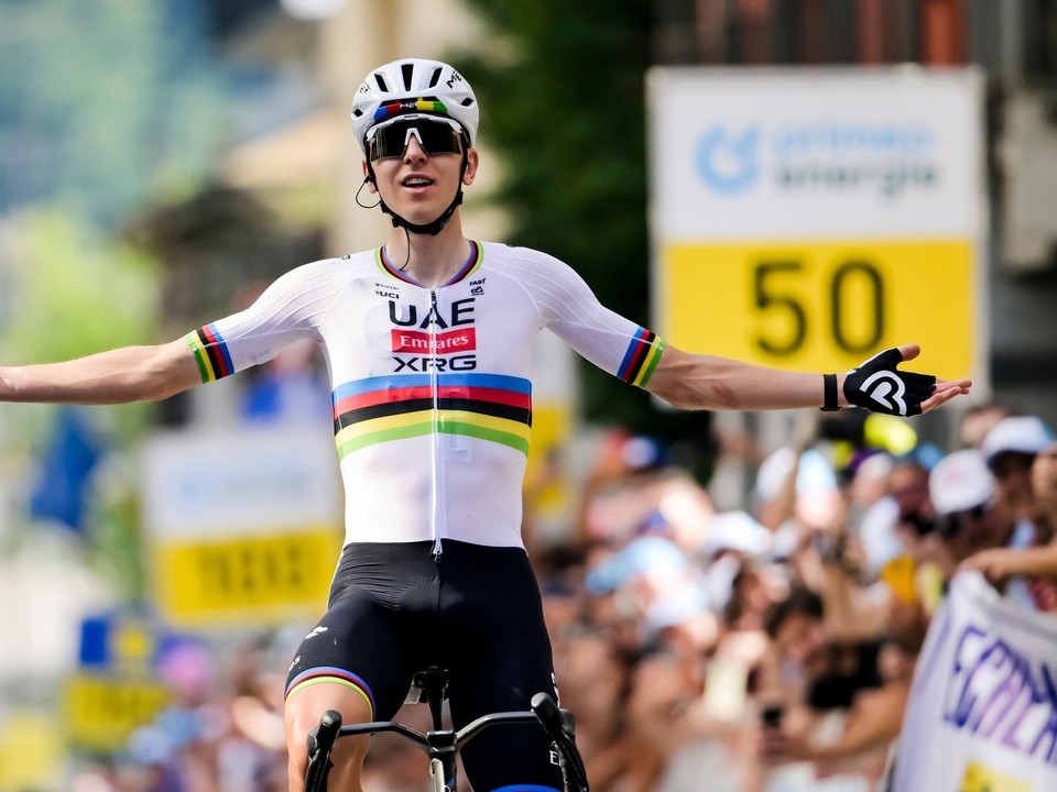 Tadej Pogačar triumfoval v úvodnej etape Okolo Švajčiarska 2026.