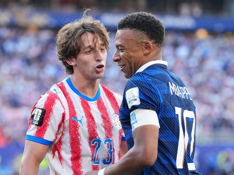 Paraguajčan Matias Galarza a Francúz Kylian Mbappé v zápase osemfinále MS 2026 vo futbale.  
