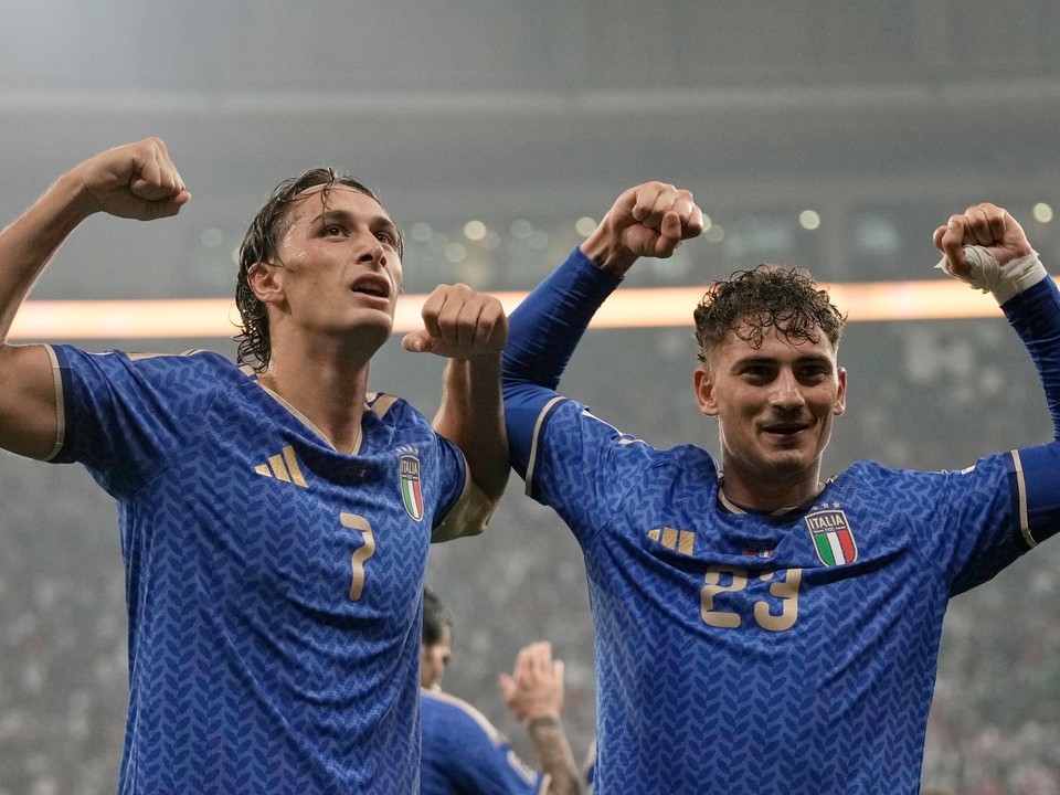 Na snímke futbalisti Talianska Pio Esposito (vľavo) a Sebastiano Esposito.