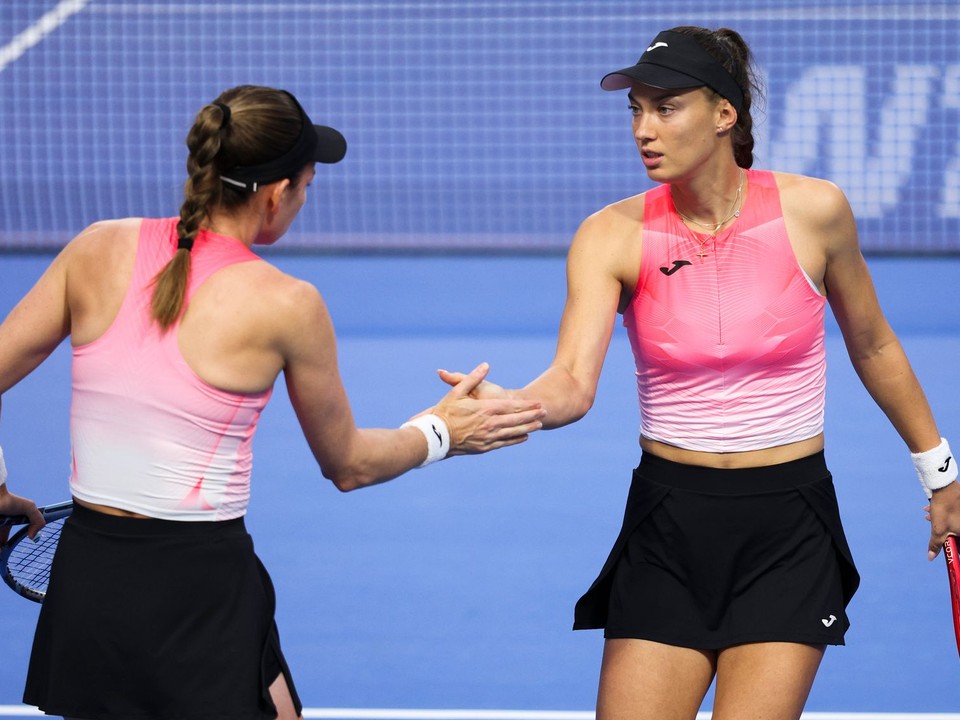 Slovenská tenistka Tereza Mihalíková (vpravo) a Olivia Nichollsová.