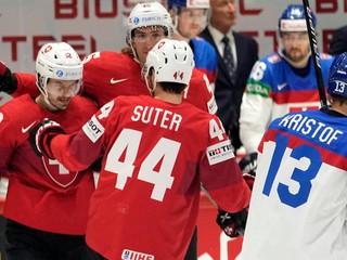 Radosť hokejistov Švajčiarska po góle Denisa Malgina (vľavo). 