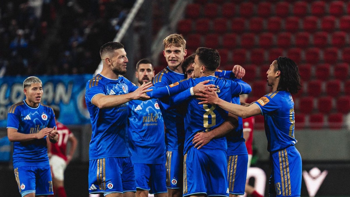 Futbalisti ŠK Slovan Bratislava oslavujú gól.