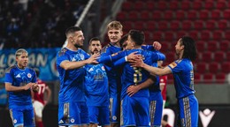 Futbalisti ŠK Slovan Bratislava oslavujú gól.