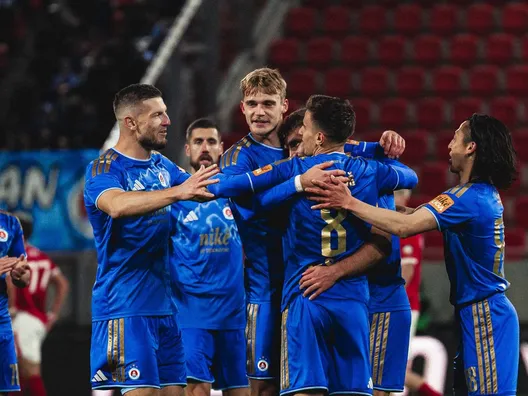 Futbalisti ŠK Slovan Bratislava oslavujú gól.
