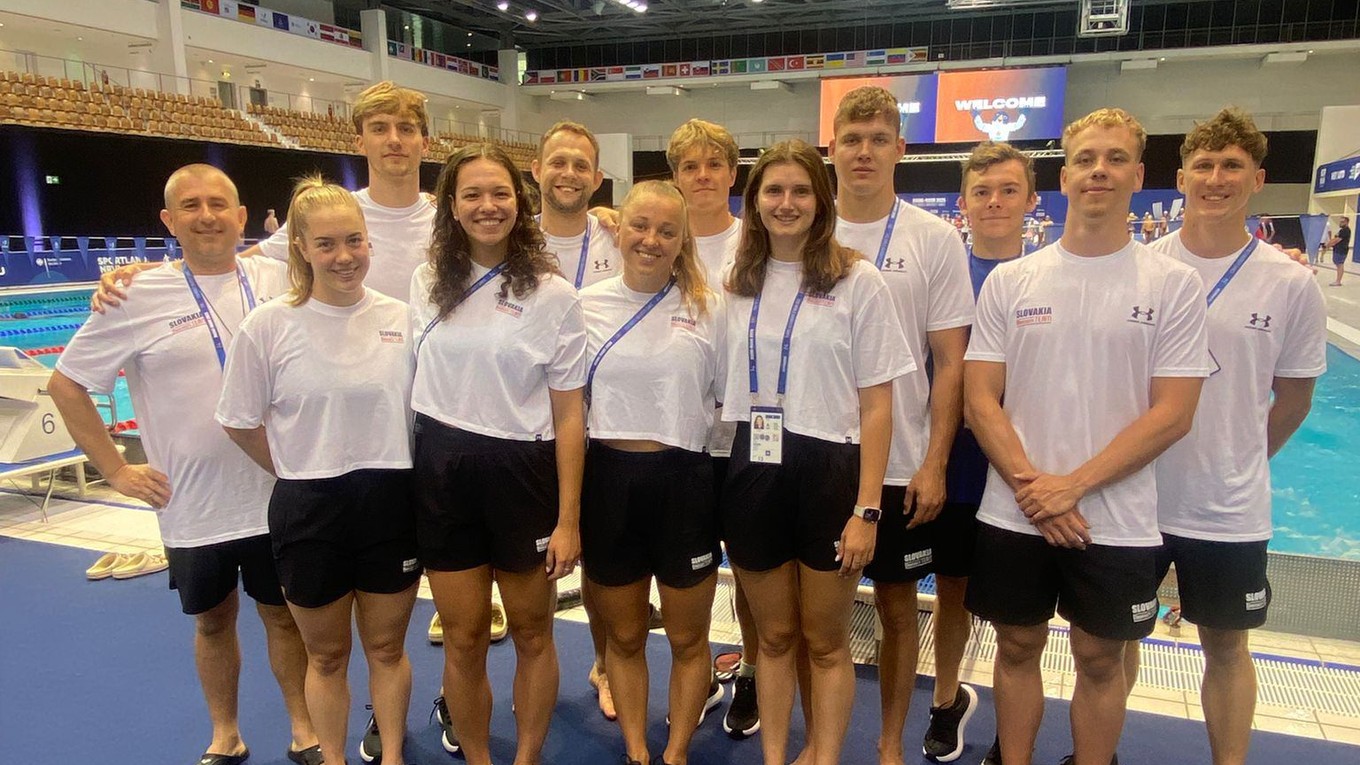 Slovenskí plavci v dejisku podujatia Svetové univerzitné hry 2025.