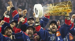 Hokejisti ZSC Lions oslavujú zisk titulu