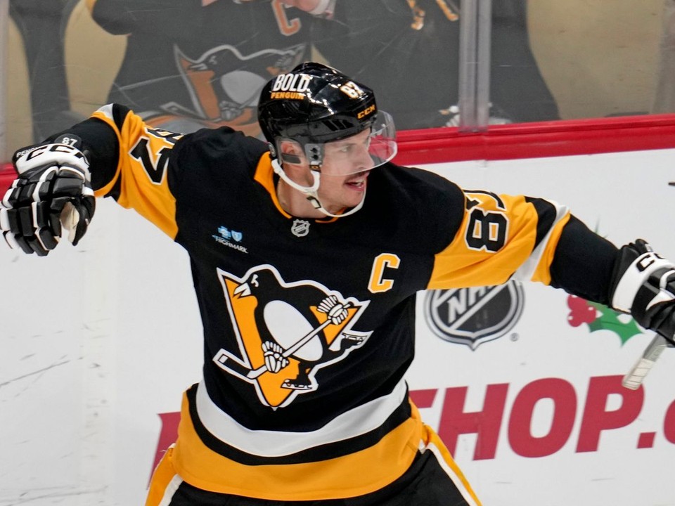 Sidney Crosby sa raduje po tom, čo strelil svoj 600. gól v NHL.