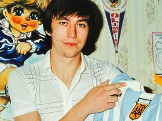 Jozef Kukučka s dresmi Argentíny a Brazílie.