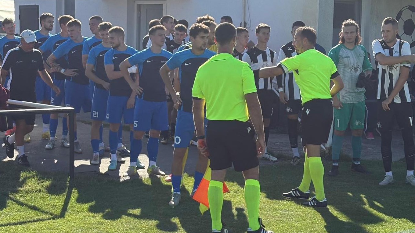 Nástup hráčov pred zápasom Jakubov - Malacky.