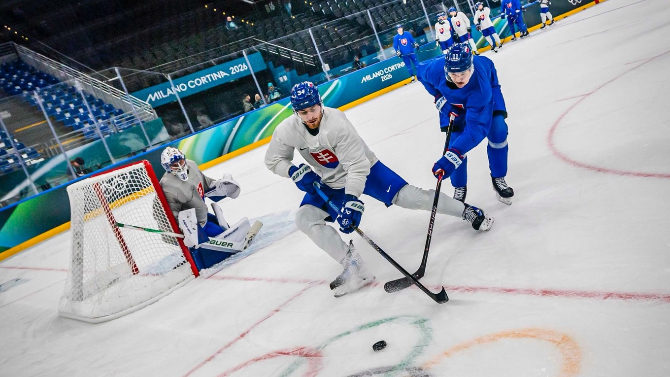 Slovenskí hokejisti počas tréningu na ZOH 2026.