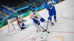 Slovenskí hokejisti počas tréningu na ZOH 2026.