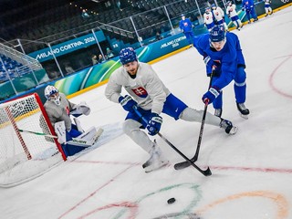 Slovenskí hokejisti počas tréningu na ZOH 2026.