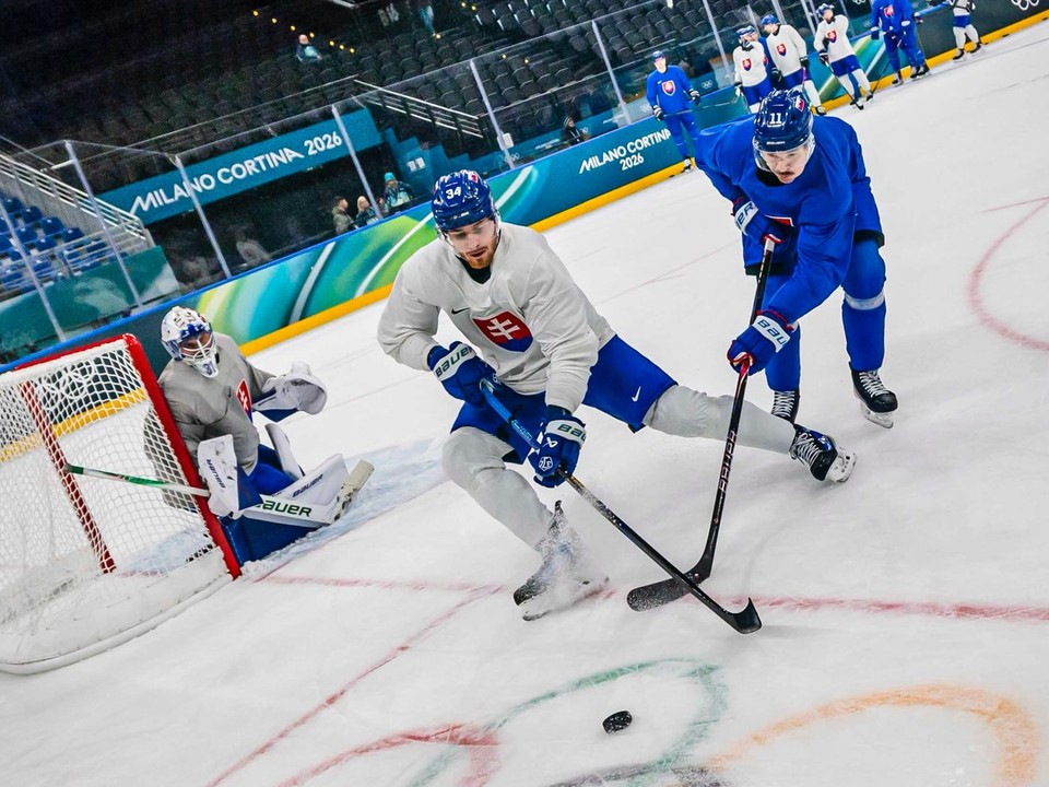 Slovenskí hokejisti počas tréningu na ZOH 2026.