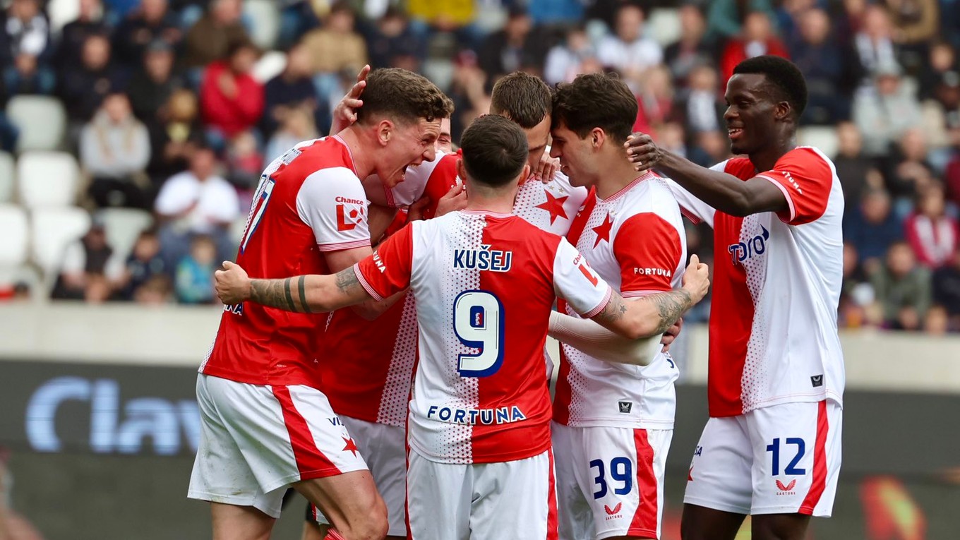 Erik Prekop sa teší z gólu so spoluhráčmi.