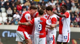 Erik Prekop sa teší z gólu so spoluhráčmi.