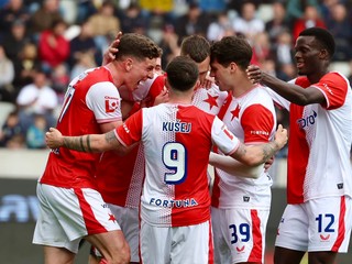 Erik Prekop sa teší z gólu so spoluhráčmi.