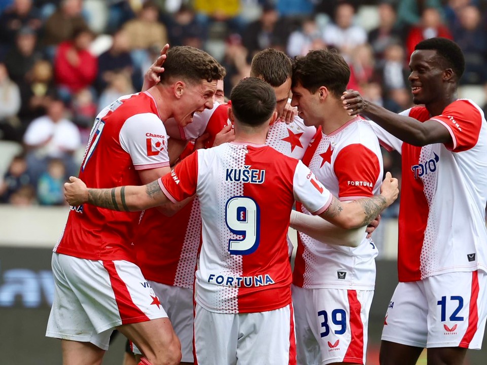 Erik Prekop sa teší z gólu so spoluhráčmi.