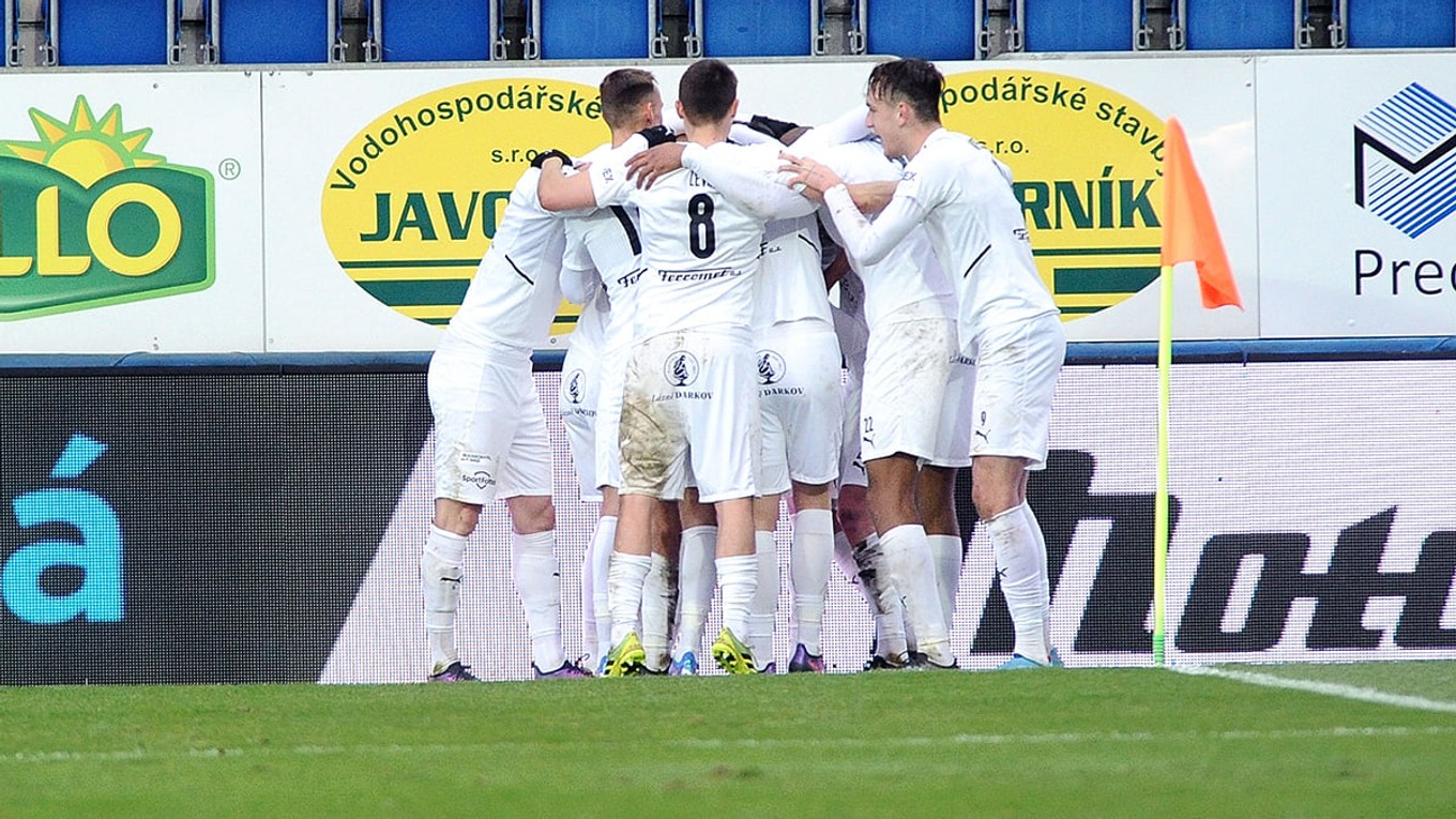 Futbalisti Slovácka sa tešia z postupu do finále MOL Cupu.