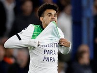 Útočník Liverpoolu Luis Díaz s nápisom "sloboda pre otca". 