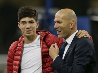 Zinedine Zidane (vľavo) so synom Lucom.