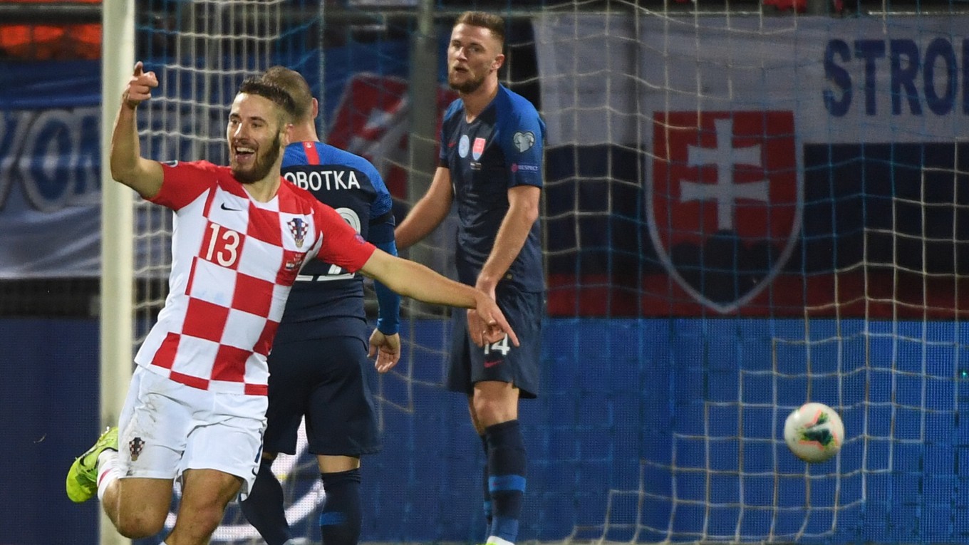 Nikola Vlašič v drese Chorvátska strieľa gól proti Slovensku v novembri 2019.