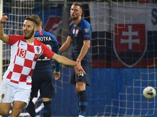 Nikola Vlašič v drese Chorvátska strieľa gól proti Slovensku v novembri 2019.