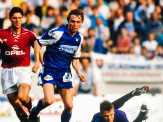 Jaro Timko ( v modrom). Vedľa neho beží Chovanec zo Sparty. 