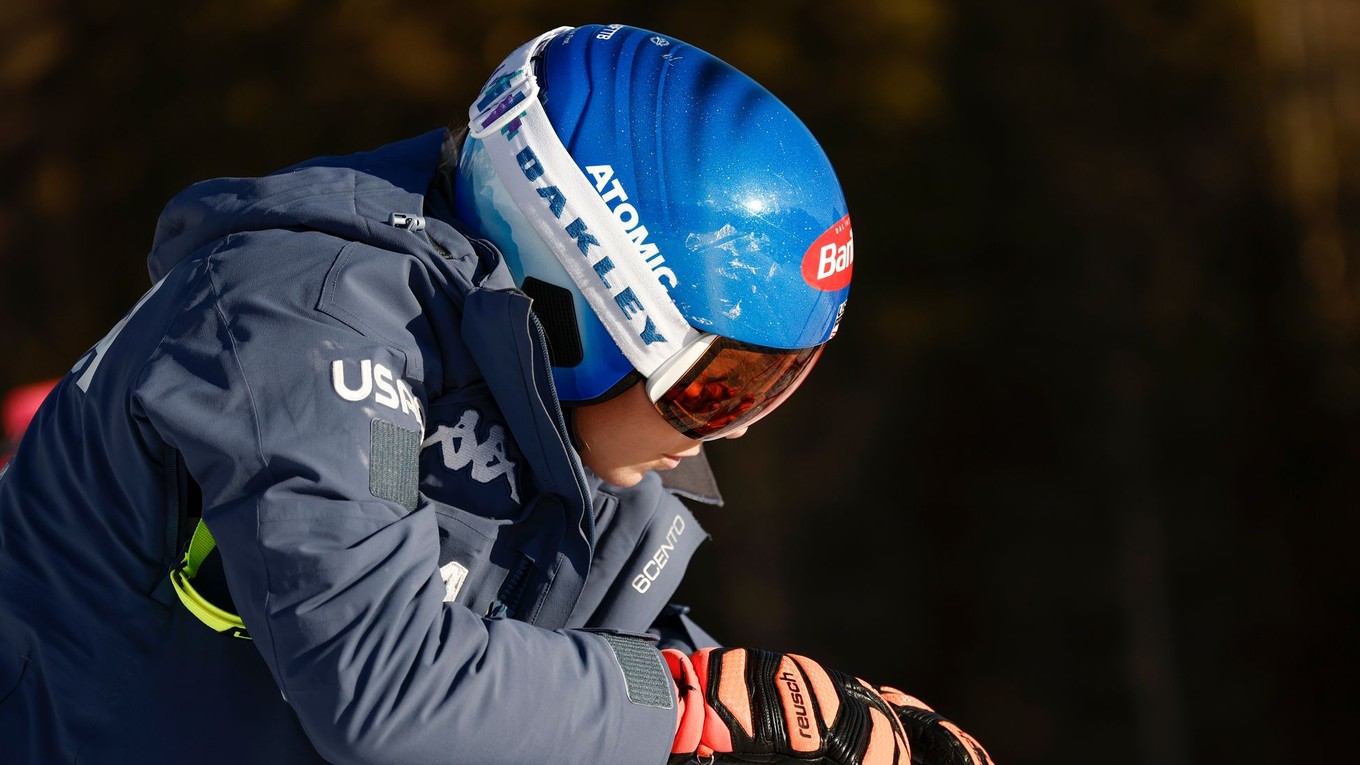 Mikaela Shiffrinová si prezerá trať zjazdu Svetového pohára v talianskom stredisku Cortina d'Ampezzo. 
