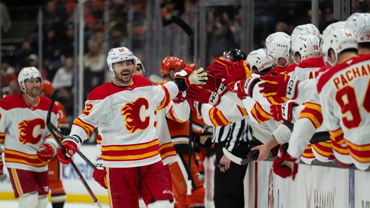 Hokejisti Calgary Flames oslavujú gól.