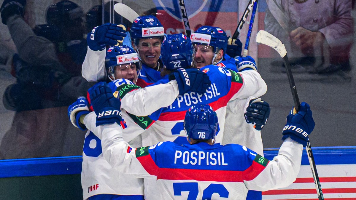 Martin Pospíšil (76), jeho brat Kristián Pospíšil (22), Oliver Okuliar (8) a Luka Radivojevič (26) sa tešia z úvodného gólu, ktorý strelil ich spoluhráč Martin Chromiak (88, všetci Slovensko) počas zápasu základnej B-skupiny Dánsko - Slovensko.