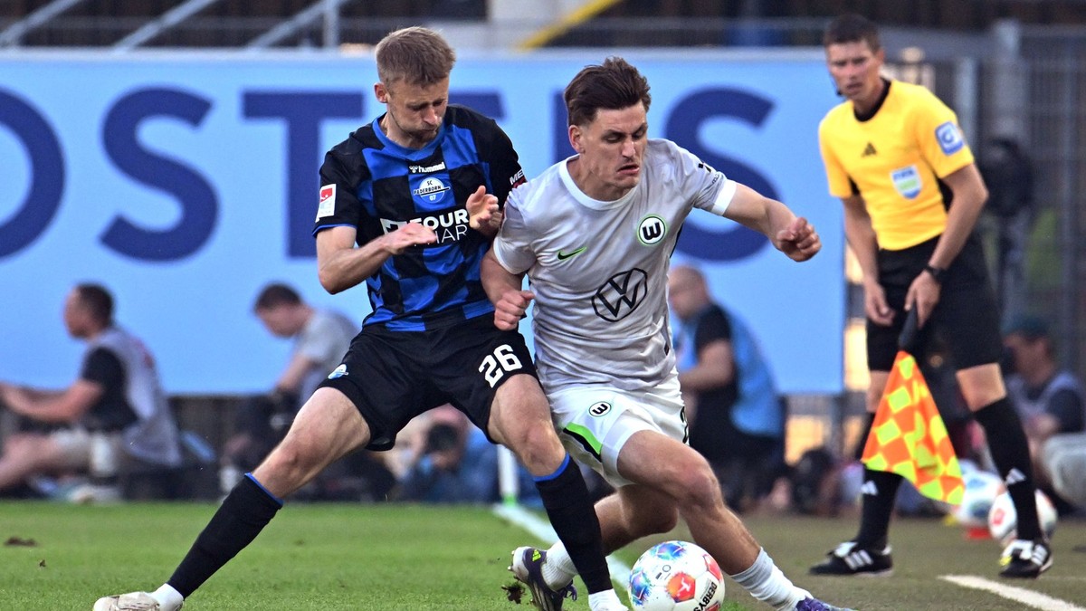 Futbalista Wolfsburgu Joakim Maehle (vpravo) a hráč Paderbornu Sebastian Klaas.