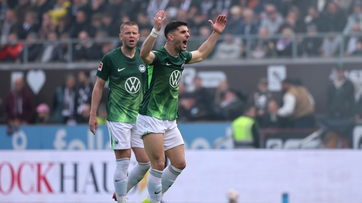 Hráči Wolfsburgu Denis Vavro (vľavo) a Konstantinos Koulierakis (vpravo)