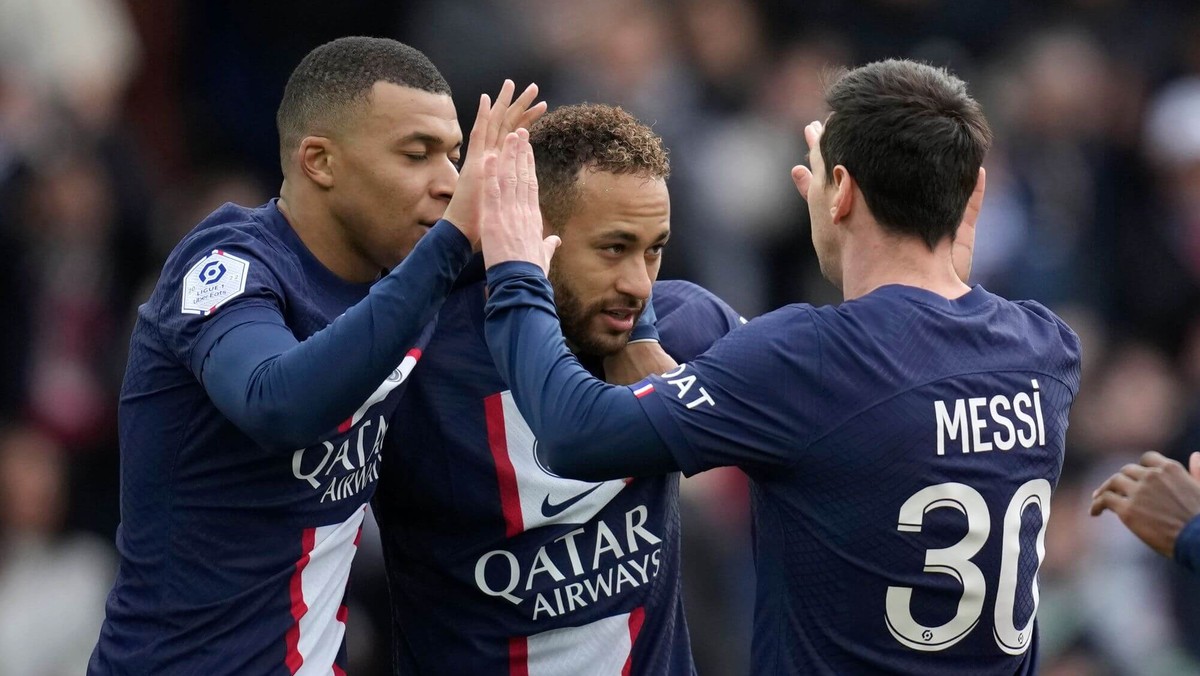 Kylian Mbappé, Neymar a Lionel Messi ako spoluhráči v PSG.