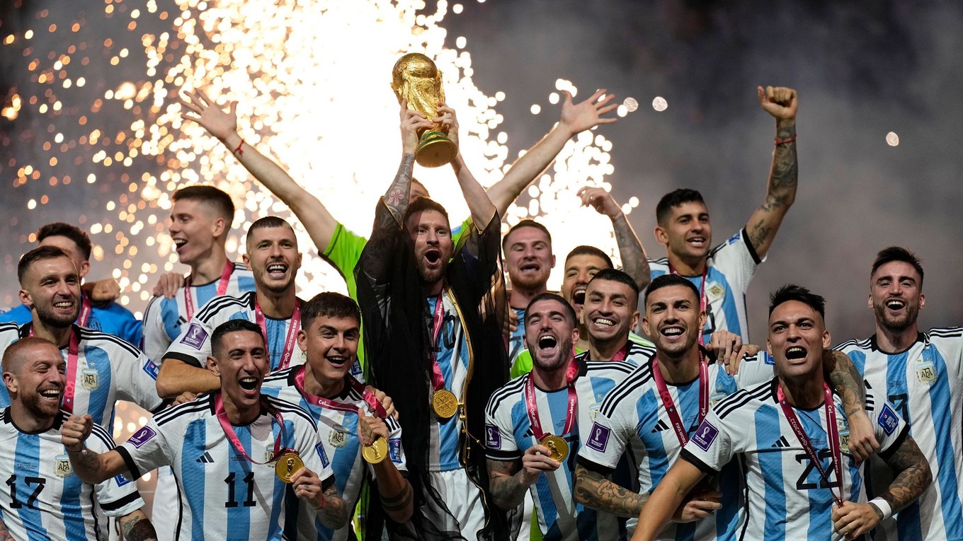 Futbalisti Argentíny oslavujú titul majstrov sveta.