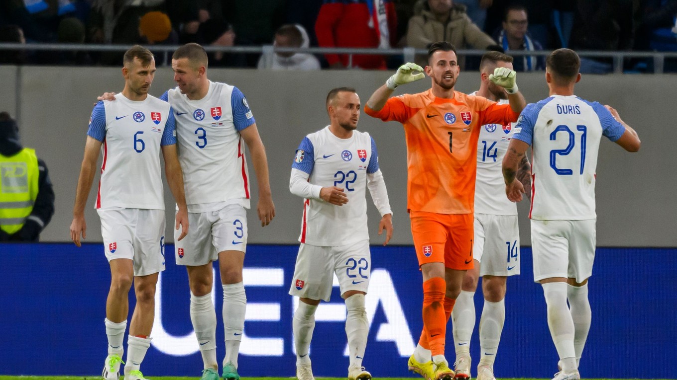 Slovenskí futbalisti sa tešia po triumfe nad Luxemburskom v zápase kvalifikácie EURO 2024.