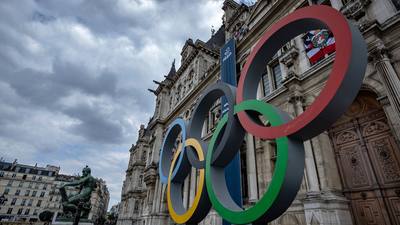 Olympijské kruhy pred parížskou radnicou.