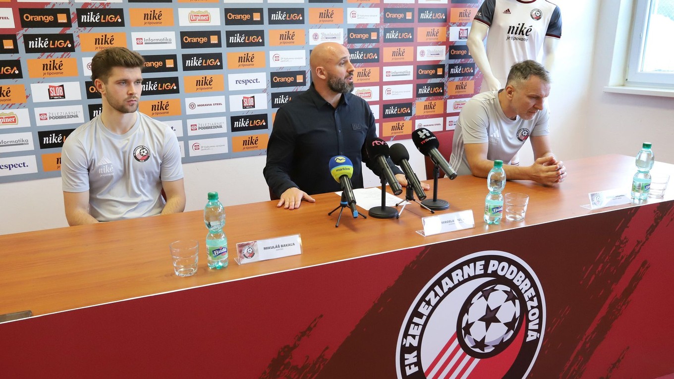 Zľava Mikuláš Bakaľa, generálny manažér klubu Miroslav Poliaček a tréner Roman Skuhravý.