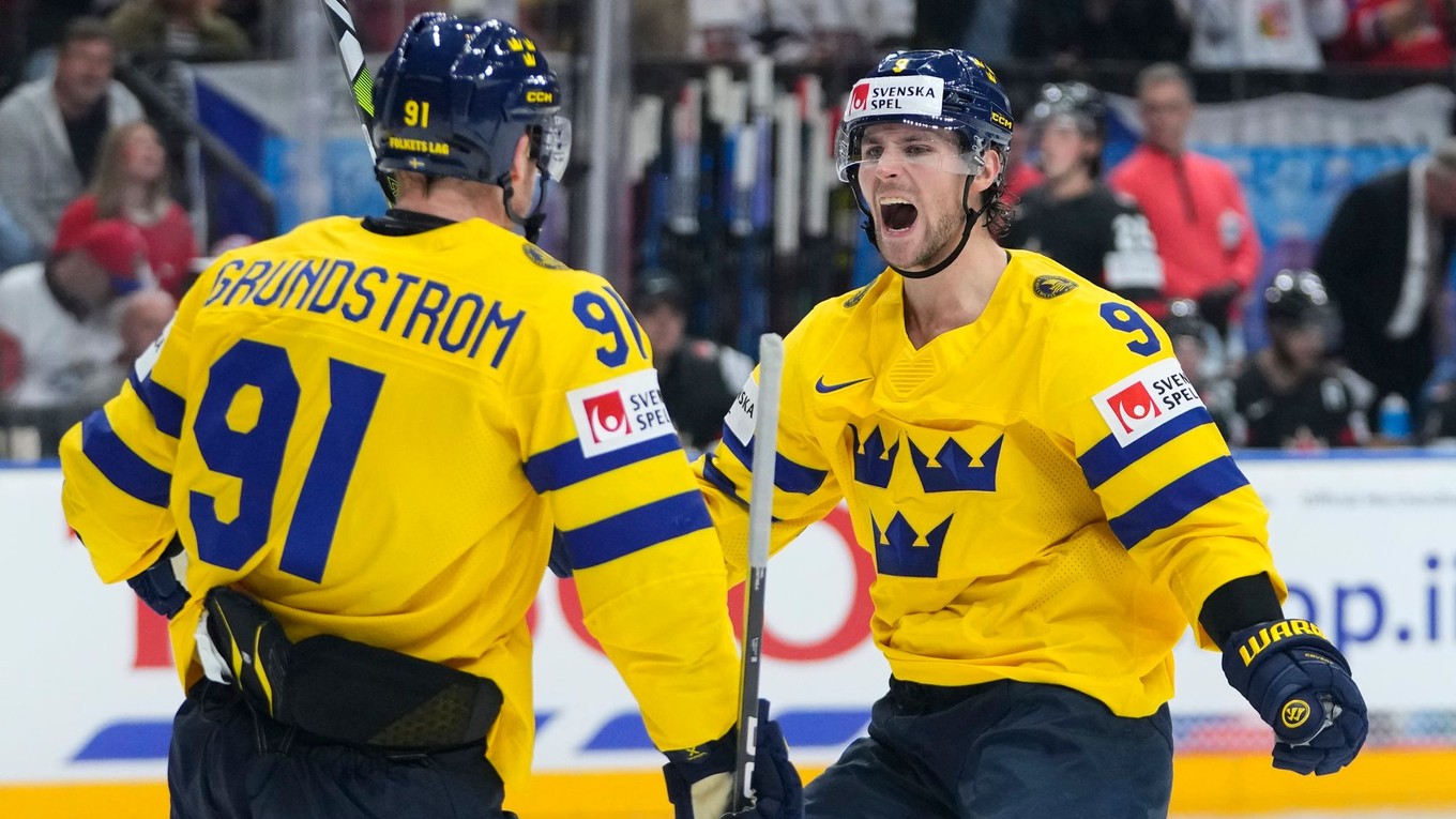 Carl Grundstrom a Adrian Kempe oslavujú gól v zápase Švédsko - Kanada na MS v hokeji 2024. 
