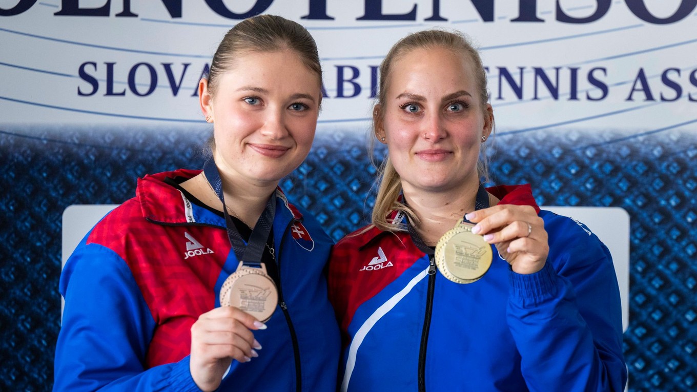 Tatiana Kukuľková a Barbora Balážová pózujú s medailami z ME 2024