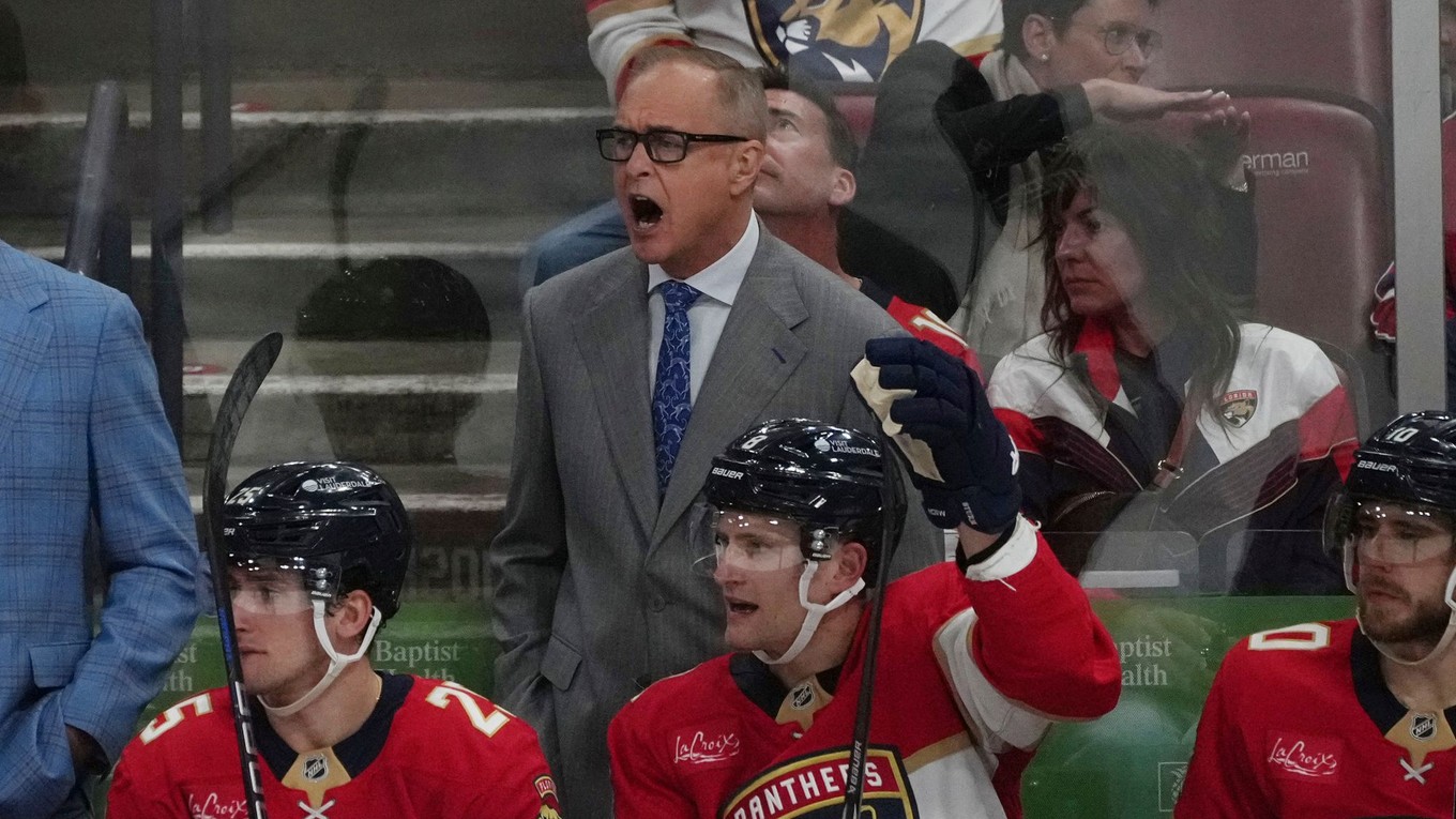 Tréner Paul Maurice na lavičke tímu Florida Panthers.