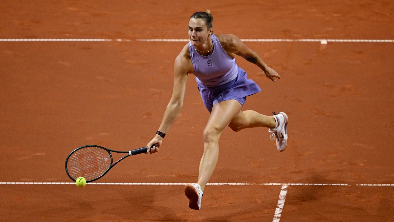 Bieloruská tenistka Aryna Sabalenková počas semifinále na turnaji WTA v Stuttgarte.