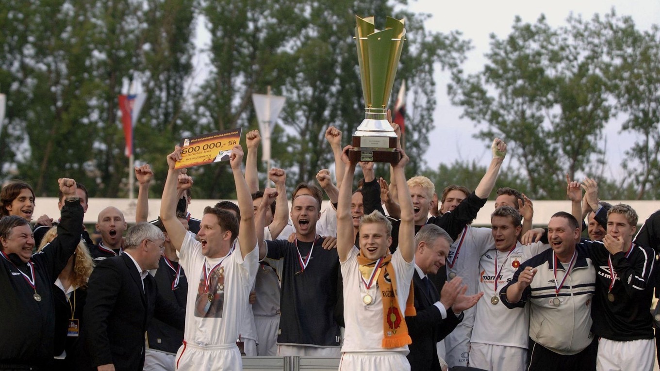 Radosť hráčov Ružomberka po získaní víťazného pohára 8. mája 2006 v Bratislave. 